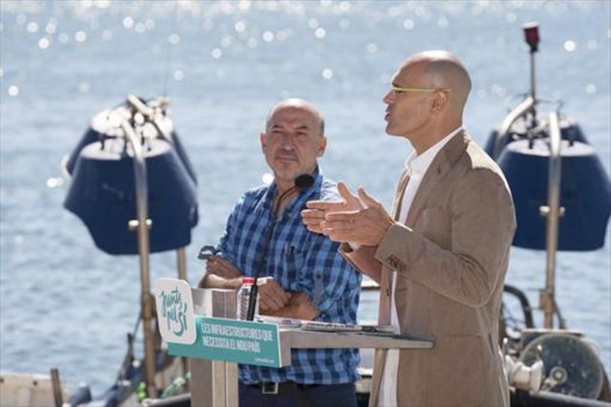 Els candidats de Junts pel Sí Germà Bel i Raül Romeva, ahir al port de Tarragona.