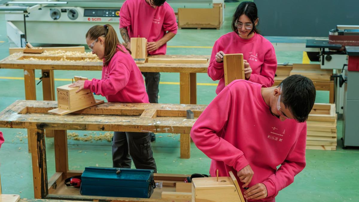 Alumnos de Carpintería del Ayuntamiento de Murcia realizando prácticas en taller. ayto. murcia