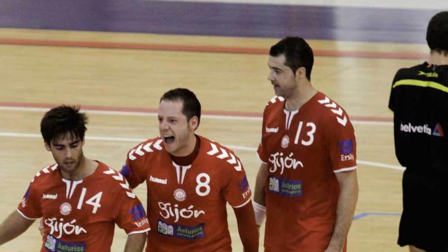 Varios jugadores del Gijón Jovellanos celebran una acción durante un partido.