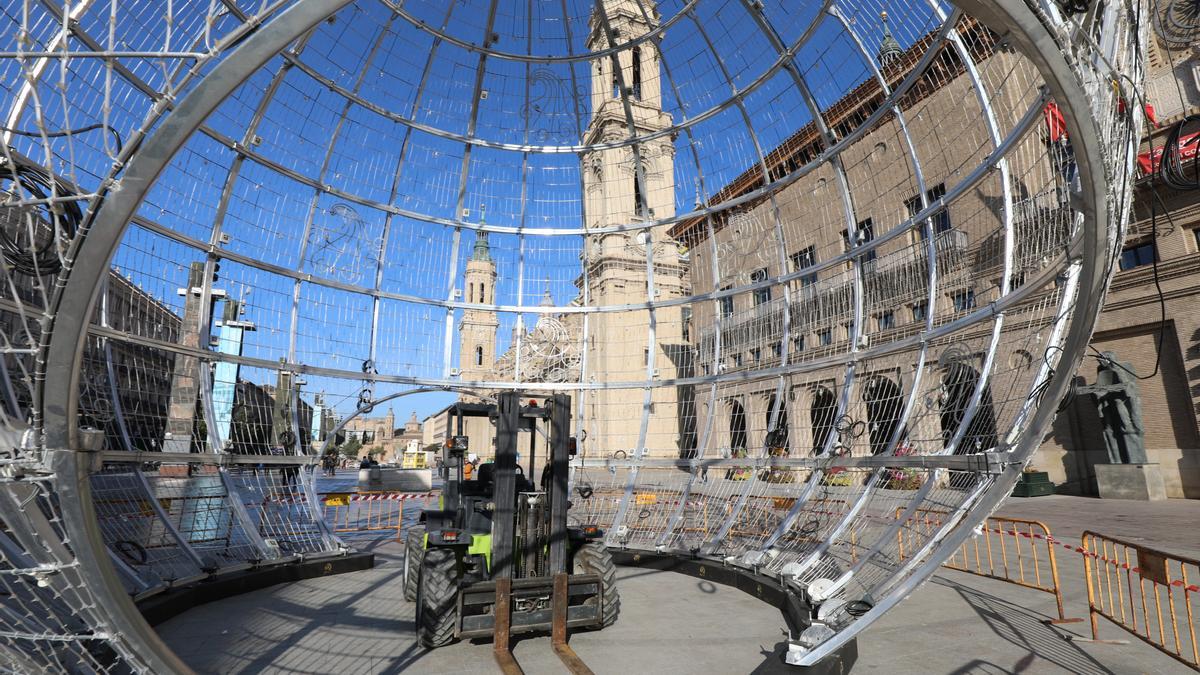 La gran bola de Navidad en la plaza del Pilar es una de las novedades de este año