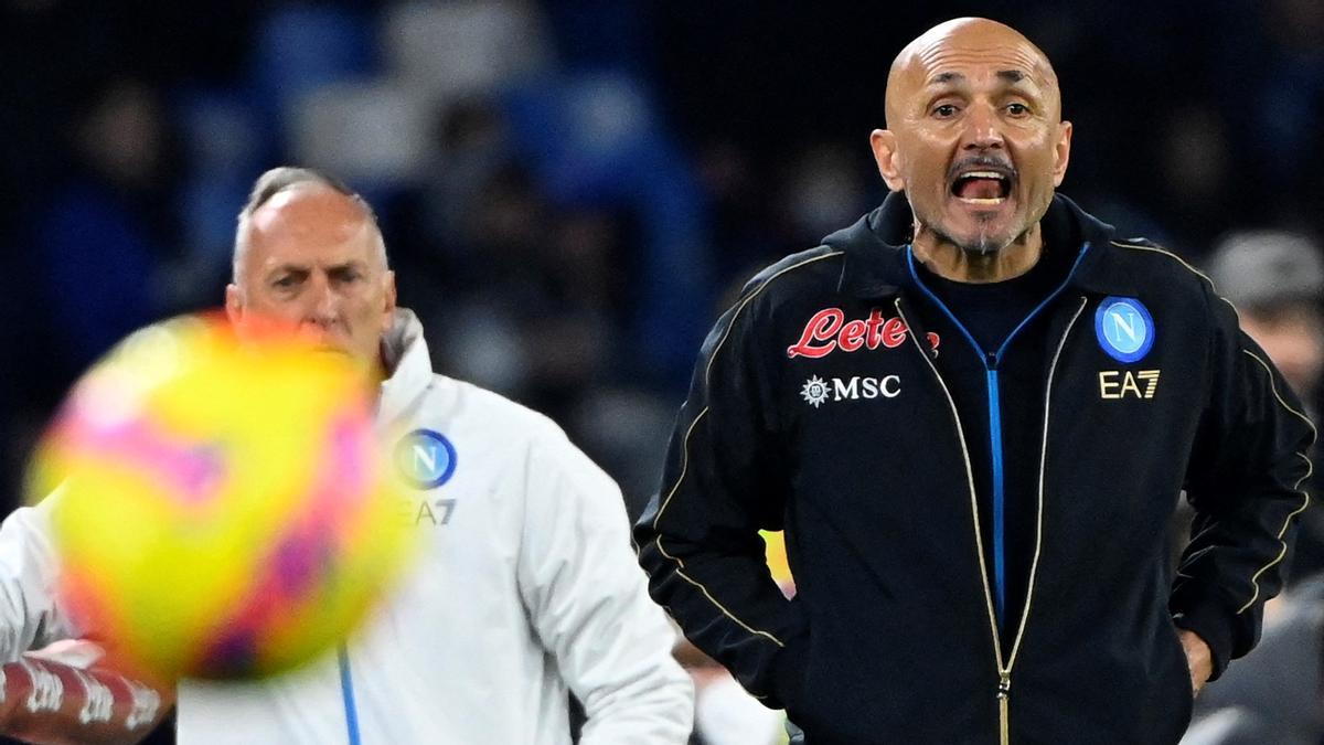 Luciano Spalletti, el entrenador del Nápoles, sigue el juego durante el partido frente al Inter.