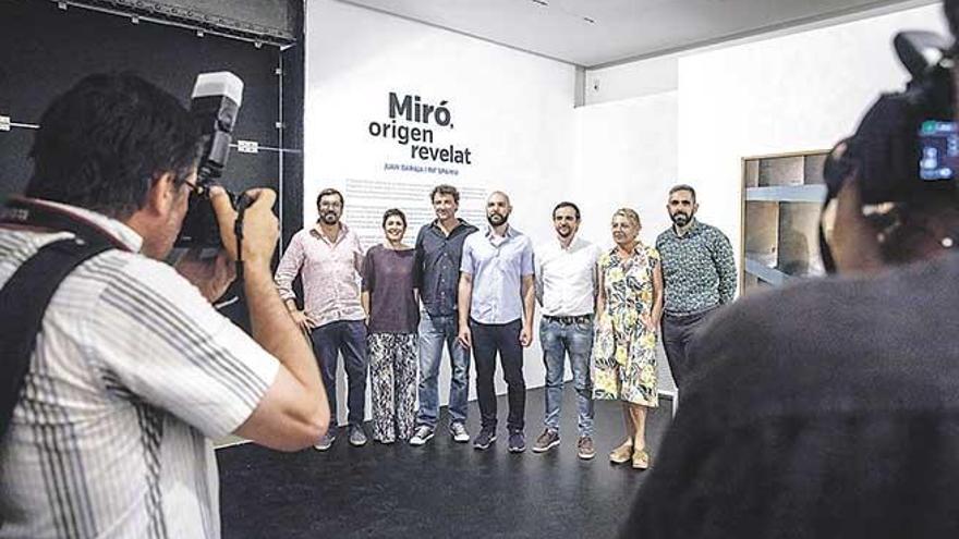 Los artistas con las autoridades, ayer, en el Casal Solleric.