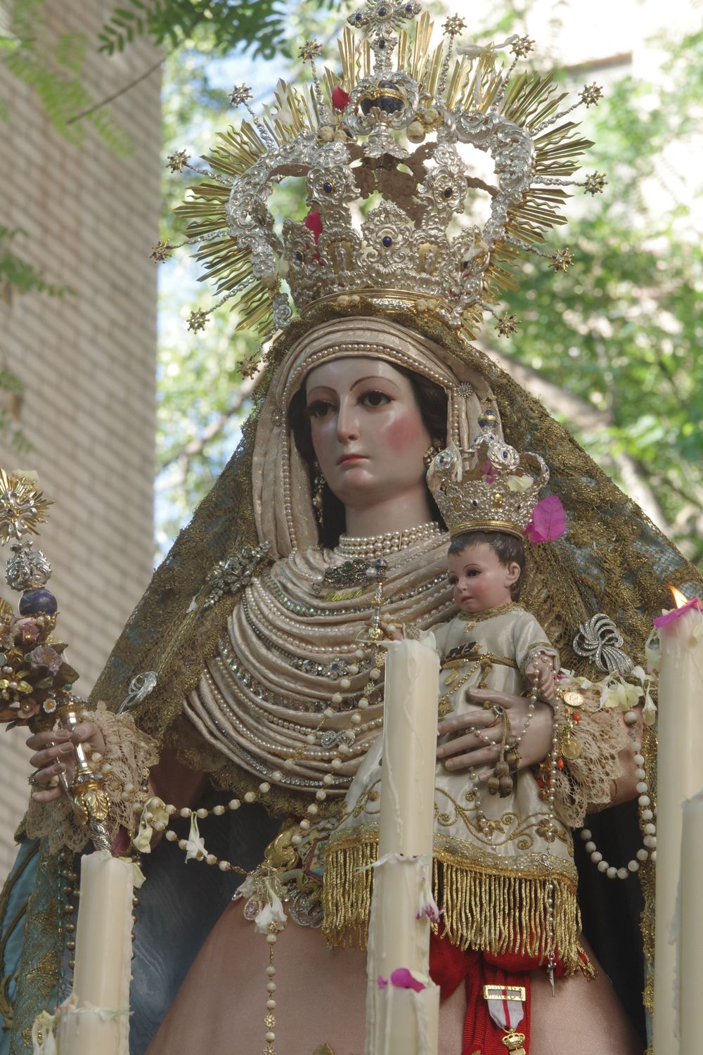 La Virgen del Rosario bendice las calles de El Palo en su procesión