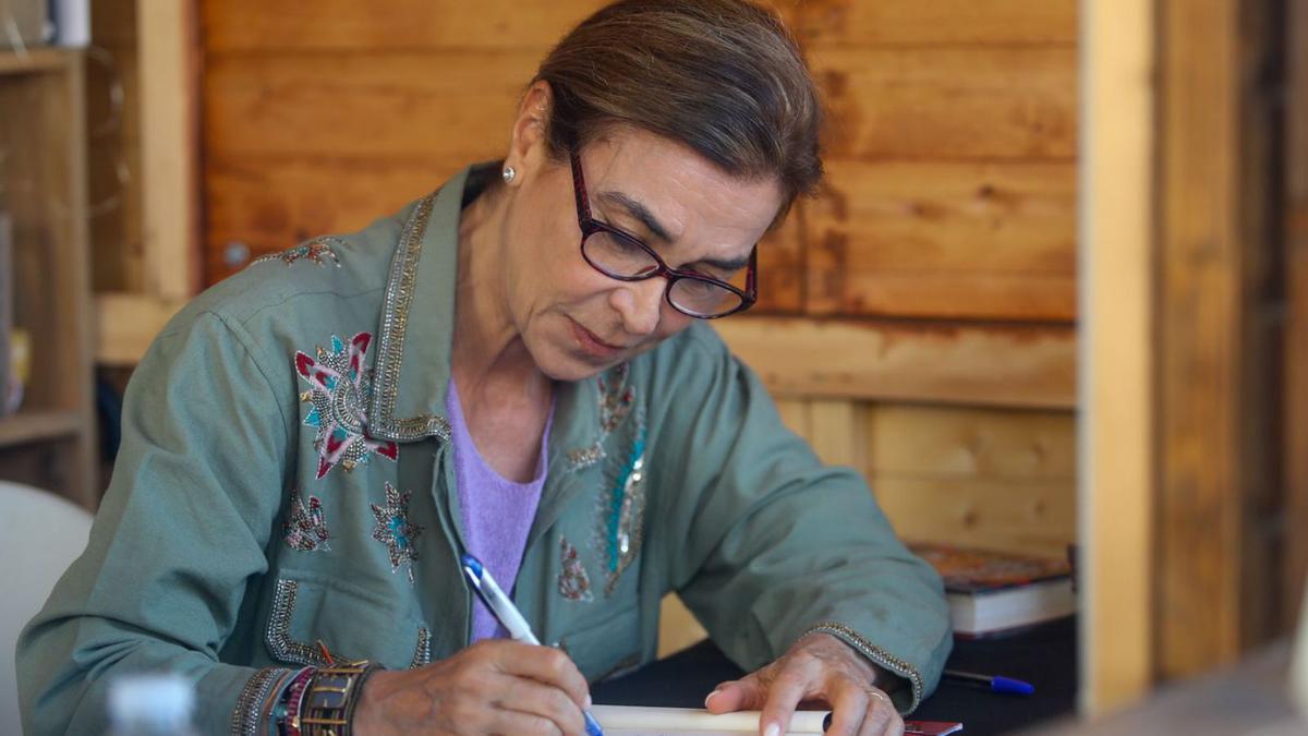 Carmen Posadas firma un ejemplar, ayer en Vilagarcía.