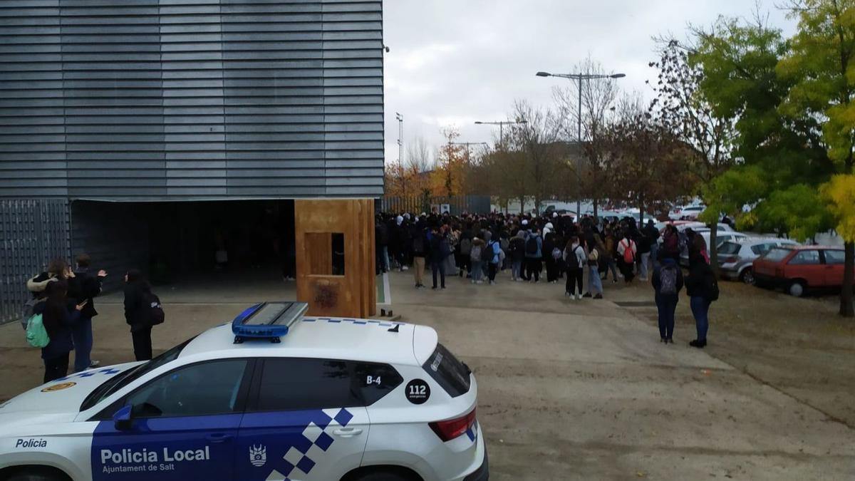 L’Institut Vallvera de Salt, ahir al matí amb un cotxe de la policia local i els alumnes a fora.  | DIARI DE GIRONA