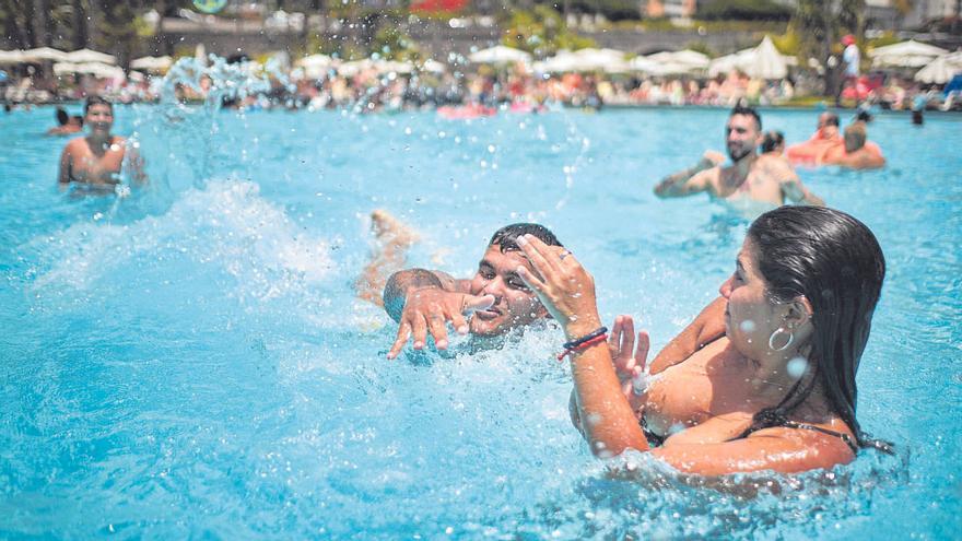 Varios bañistas disfrutan de las piscinas del Parque Marítimo de Santa Cruz de Tenerife.