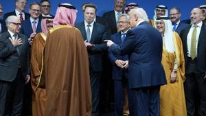 President Donald Trump speaks with Saudi Arabias Crown Prince Mohammed bin Salman,  Elon Musk, Nvidia CEO Jensen Huang and others, during the Saudi Investment Forum with Saudi Arabias Crown Prince Mohammed bin Salman at the Kennedy Center, Wednesday, Nov. 19, 2025, in Washington. (AP Photo/Evan Vucci). EDITORIAL USE ONLY / ONLY ITALY AND SPAIN