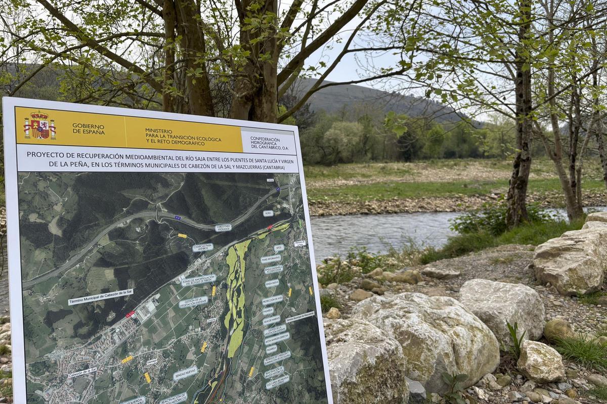 El cartel con el proyecto de recuperación junto al río Saja a su paso por Cabezón de la Sal (Cantabria).