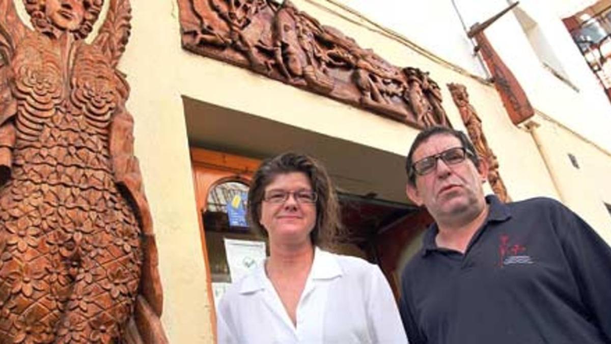 Rosa Riera y Rafa Cantero posan en la puerta de Rafa's. Foto: CLICK ART FOTO / EDDY KELELE