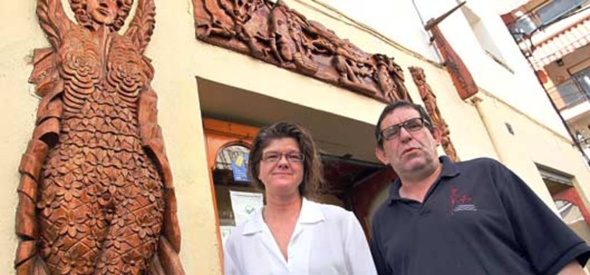 Rosa Riera y Rafa Cantero posan en la puerta de Rafa's. Foto: CLICK ART FOTO / EDDY KELELE