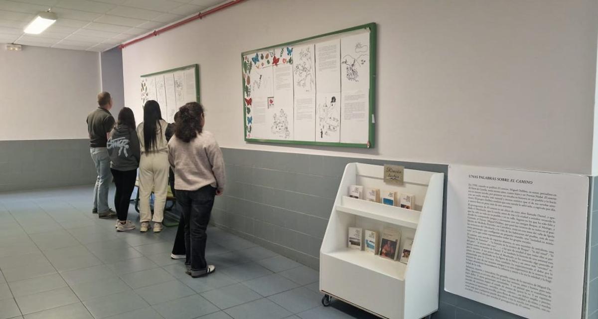 Un grupo de alumnos, con su profesor, visita la exposición en el instituto. | cedida