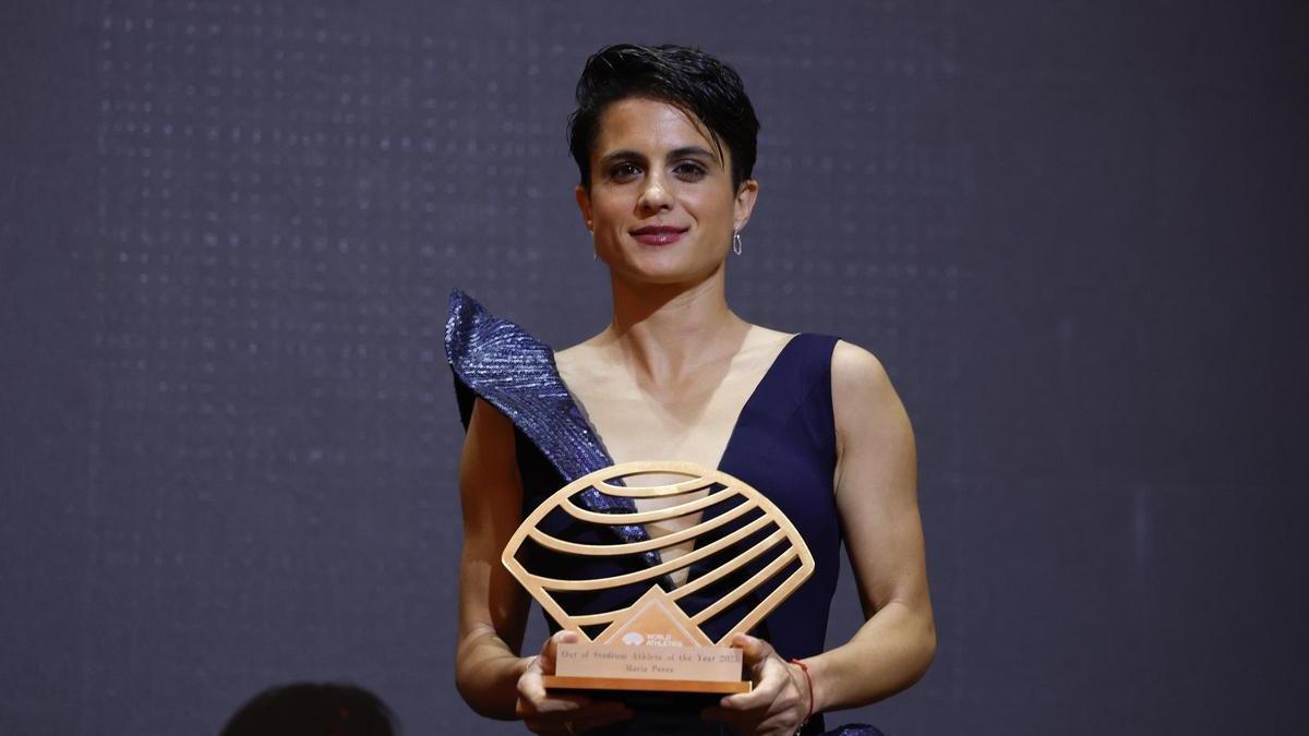 María Pérez, con el trofeo de 'Mejor Atleta del año' para World Athletics, en la Gala de Mónaco.