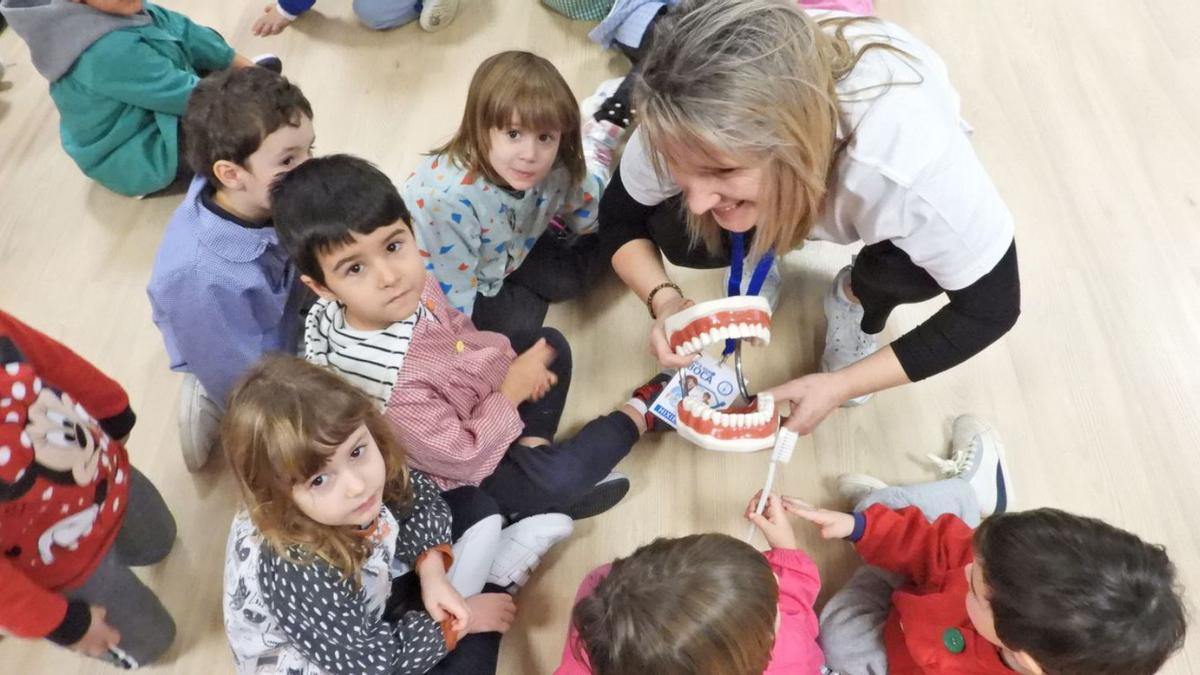 Los pequeños del CEIP Manuel Sueiro de Ourense escuchan las explicaciones de la higienista Asunción Pérez.