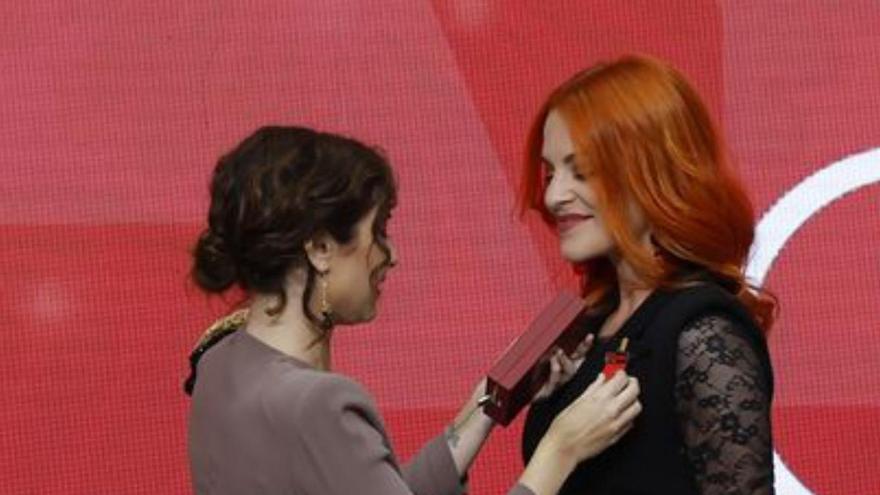 Isabel Ayuso condecora con la medalla de Madrid a la astronauta Sara García