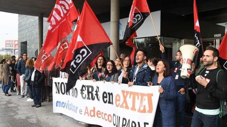 Concentración, ayer, de la plantilla coruñesa de Extel.