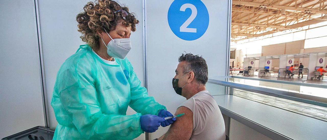 Imagen de archivo de la vacunación en el Recinto Ferial de Ibiza.