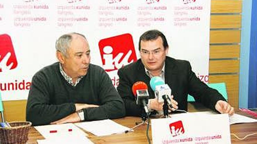 Benigno González y Ángel González, ayer, en la sede de IU en Langreo.