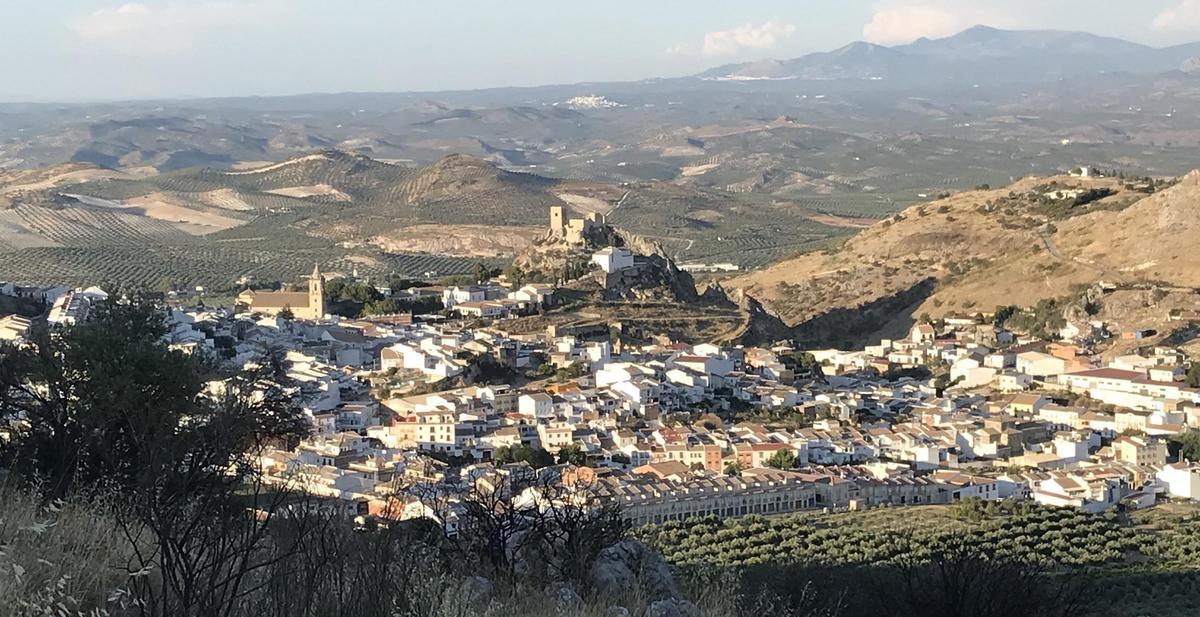 Panorámica de Luque, con el castillo coronando la localidad.