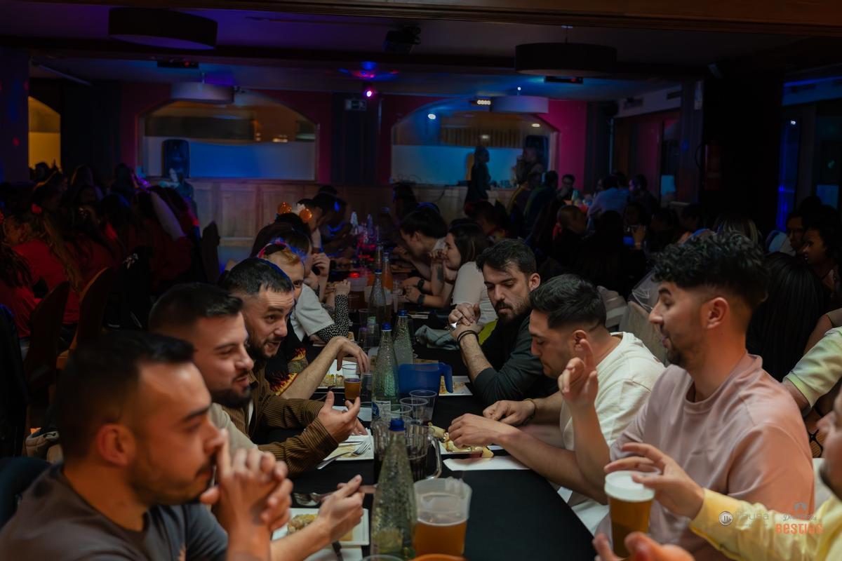 Un grupo de visitantes celebra una despedida de soltero en un restaurante cerrado para la ocasión.
