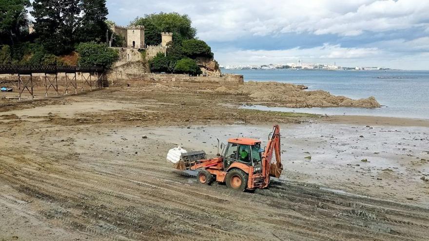 Máquina excavadora, en la playa de Santa Cruz, en 2021.