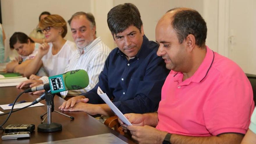Miguel Rosal, en primer término, junto al alcalde de Montilla, Rafael Llamas, y a Andrés Ponferrada, de Futuro Singular.