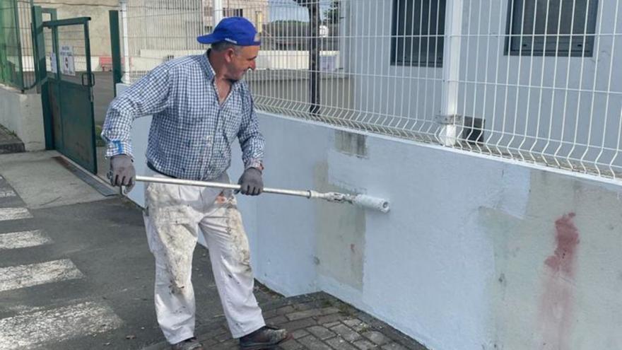 Silleda pinta o muro exterior da escola infantil A Galiña Azul