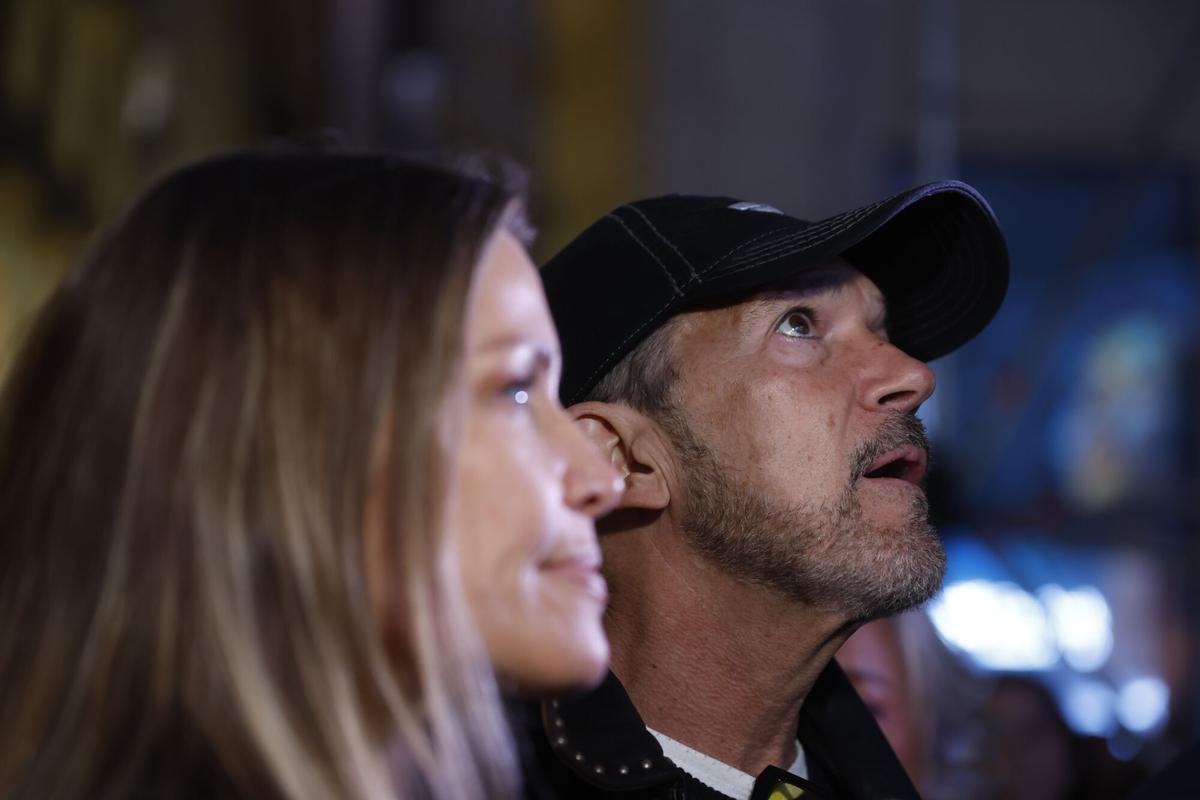 El actor y director Antonio Banderas, acompañado de su pareja Nicole