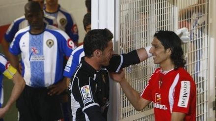 Sergio Fernández saludando a Calatayud en un choque entre el Hércules y el Murcia