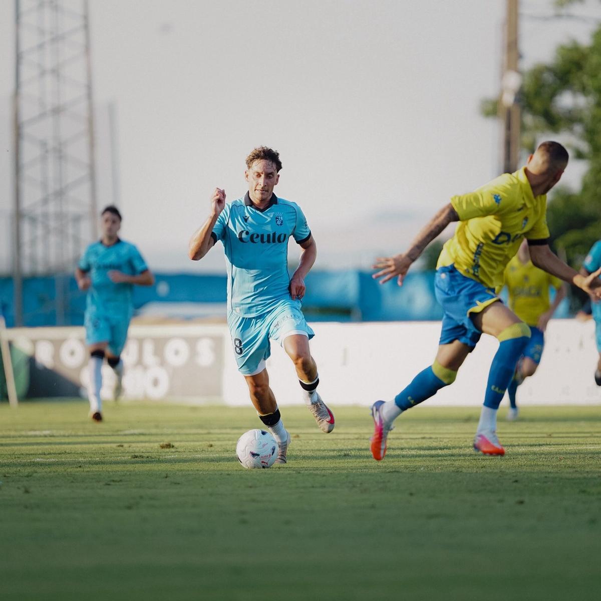Petxarroman en un partido con el Ceuta ante el Cádiz.