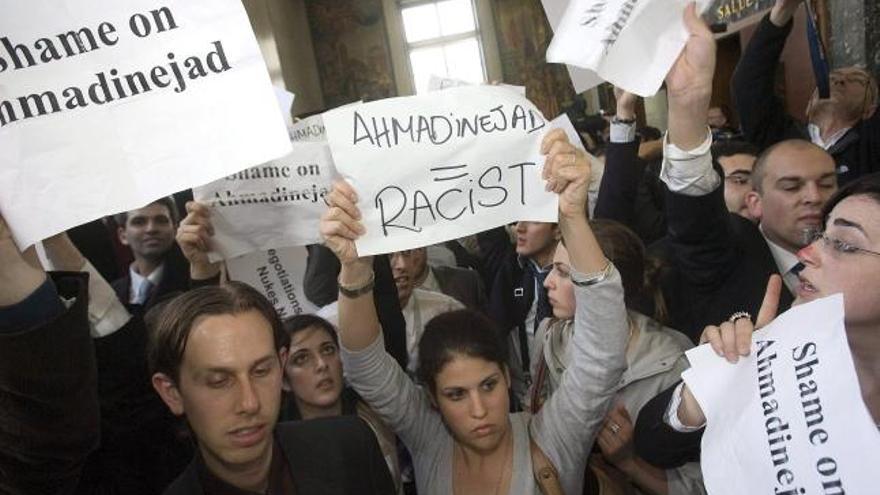 Varias personas protestaban ayer por la presencia del presidente de Irán, Mahmud Ahmadineyad, en la Conferencia de la ONU de Revisión sobre Racismo, Xenofobia y Otras Formas de Intolerancia, que comenzó en Ginebra.