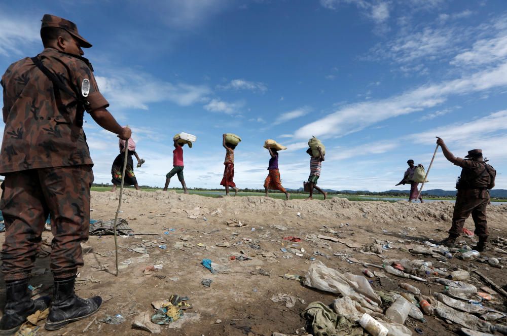 Rohingya refugees, who crossed the border from ...