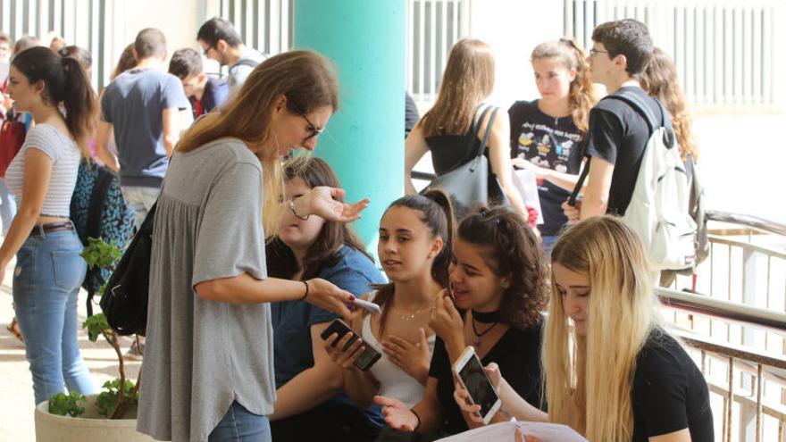 Alumnos esperando a entrar a la prueba de Selectividad el pasado día 11. Foto: Vicent Marí