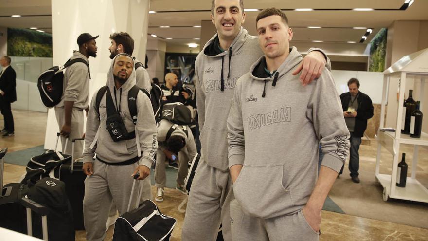 Shermadini y Milosavljevic, ayer, a la llegada del equipo a Madrid.