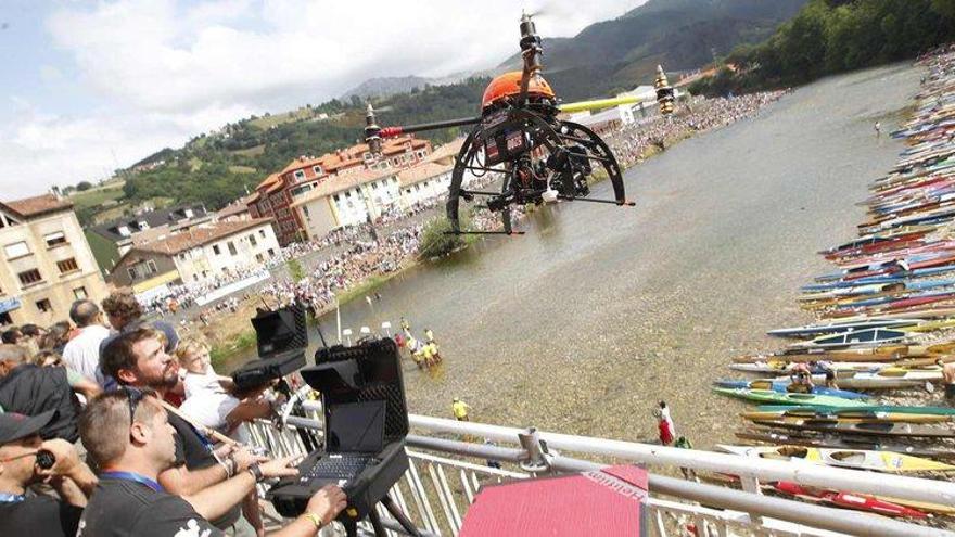 Un &quot;drone&quot; sobrevuela la salida en Arriondas del pasado Descenso Internacional del Sella.