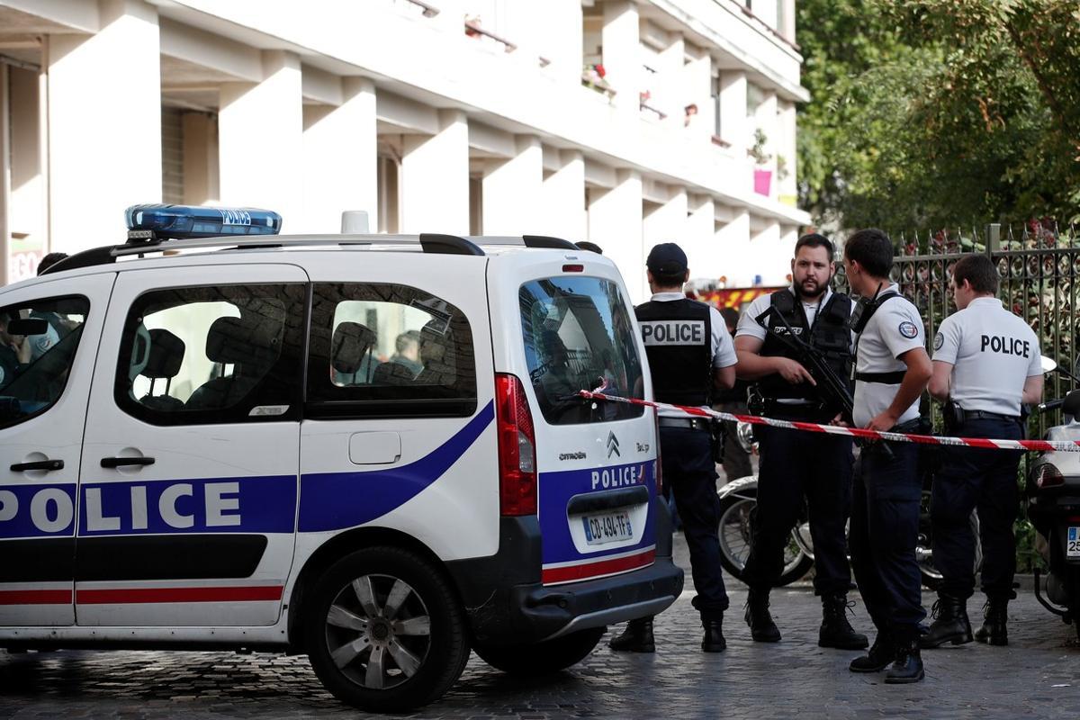 Police secure the area near the scene where French soliders were hit and injured by a vehicle in the western Paris suburb of Levallois-Perret  France  August 9  2017      REUTERS Benoit Tessier