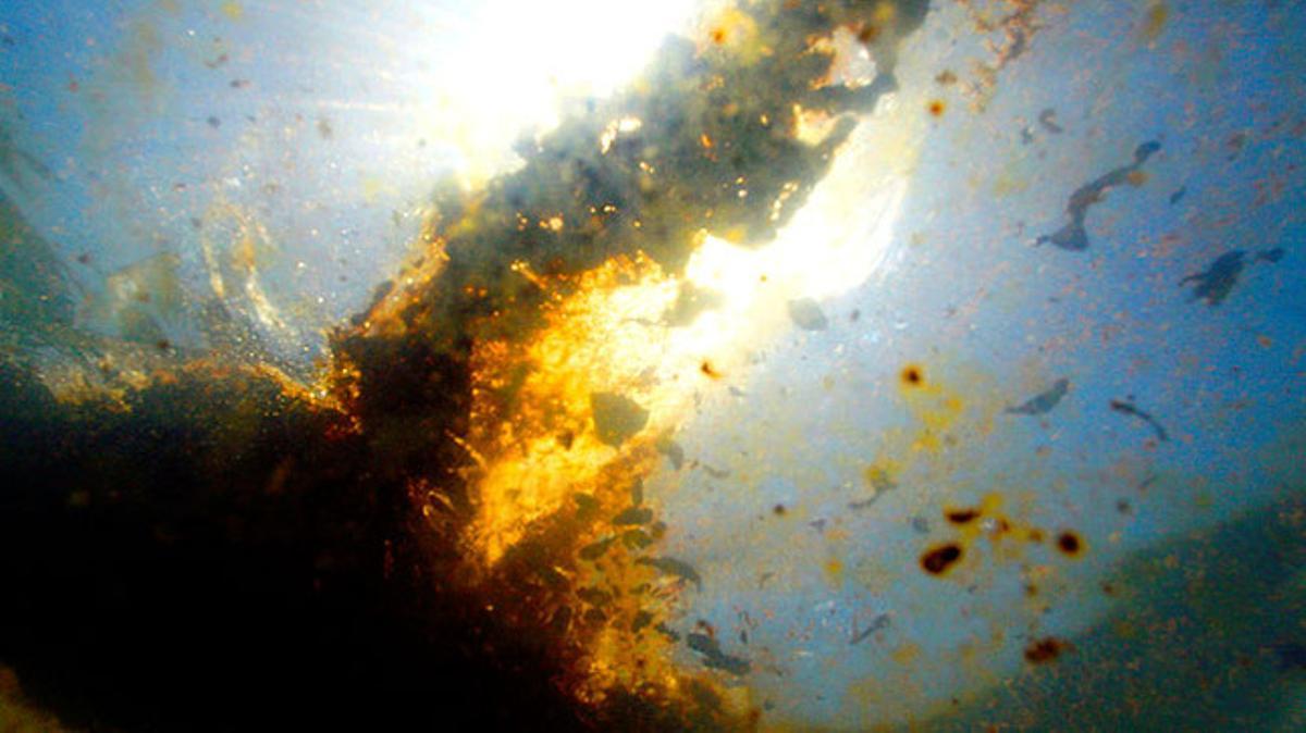 Fotografia aquàtica de la taca de cru vessada després de l’enfonsament de la plataforma petrolera Deepwater Horizon, al golf de Mèxic.