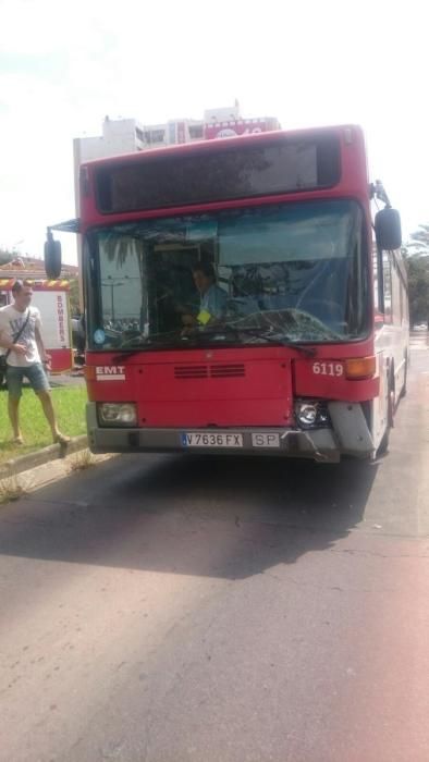 Dos heridos al chocar un coche y un autobús de la EMT en San Marcelino