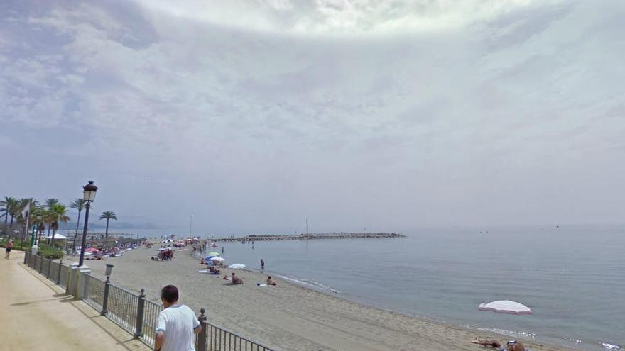 Hallado un cadáver en el mar junto a un espigón de Marbella