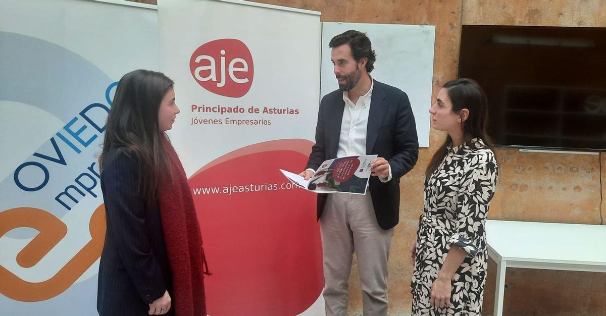 Lucía Manso, Pablo García y Tania Menéndez, comentando el estudio en el talud de La Ería. | J. L. Salinas