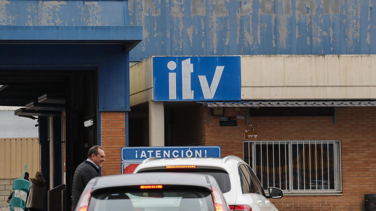 Coches pasando la ITV en una estación de Valencia.