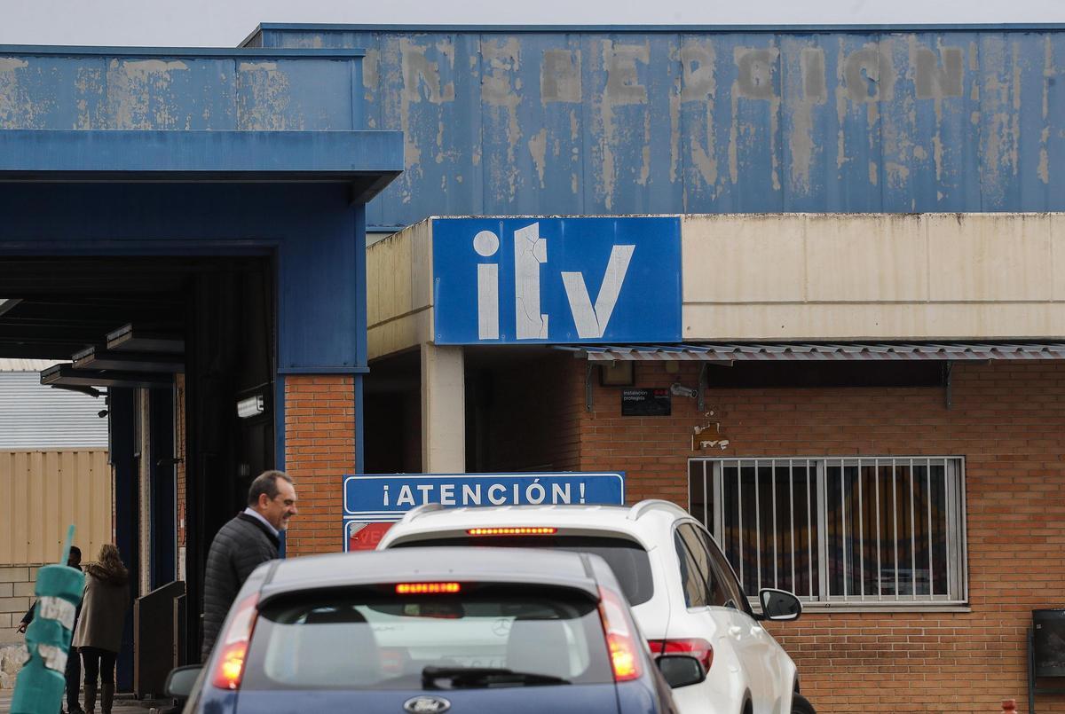 Coches pasando la ITV en una estación de Valencia.