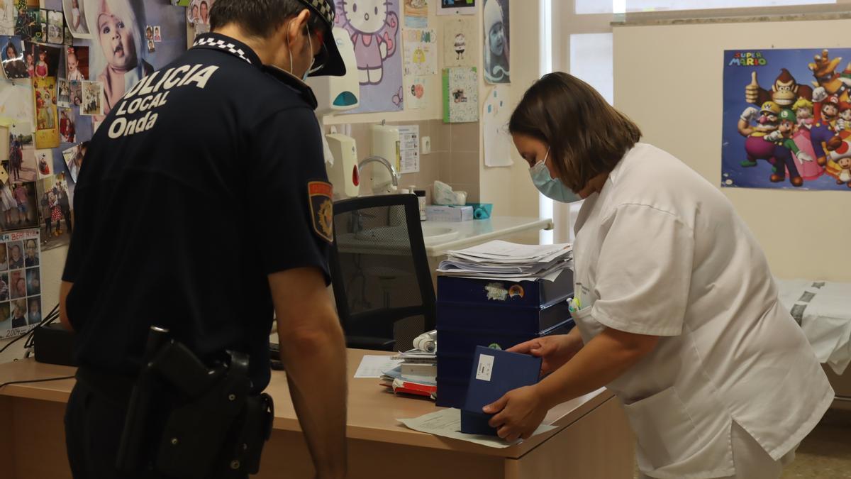 Efectivos de la Policía Local hacen entrega de las dosis contra el coronavirus al personal sanitario.