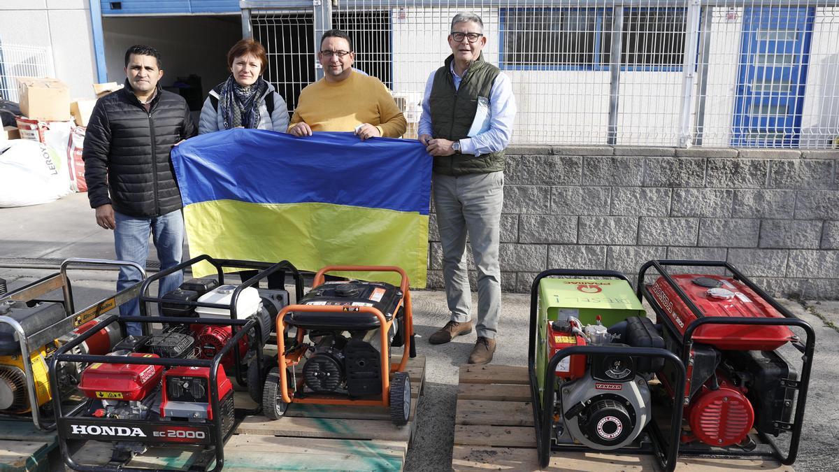 Responsables de la campanya solidària amb alguns dels generadors que ahir es van enviar cap a Ucraïna