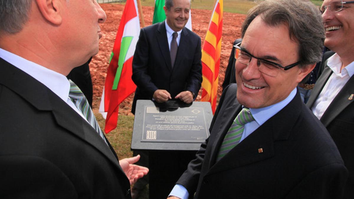 Artur Mas (derecha), durante la visita a la empresa Veico, perteneciente al grupo Fluidra, este domingo.