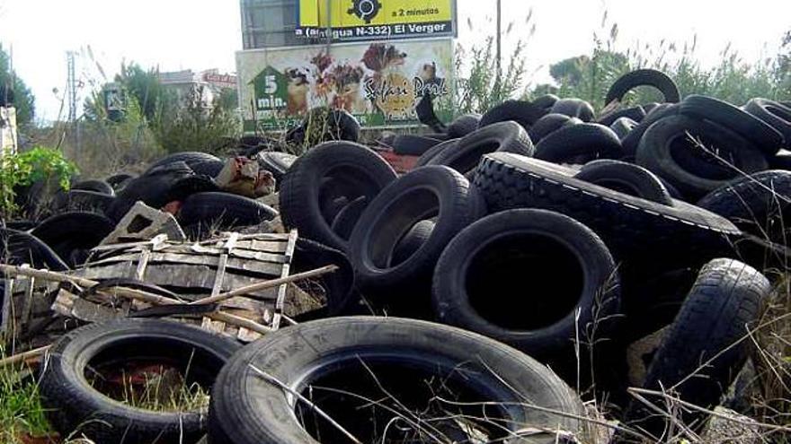 Un centenar de viejos neumáticos se amontonan junto al río Racons