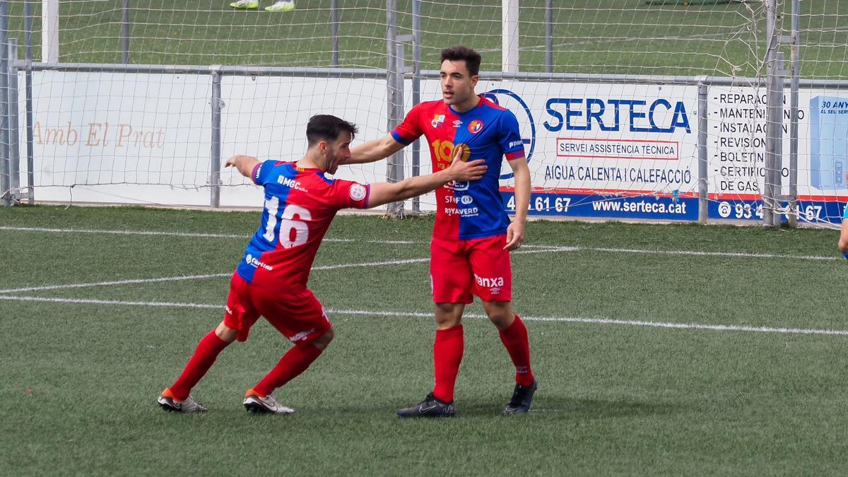 Marc Mas celebra amb Uri González el priemr gol