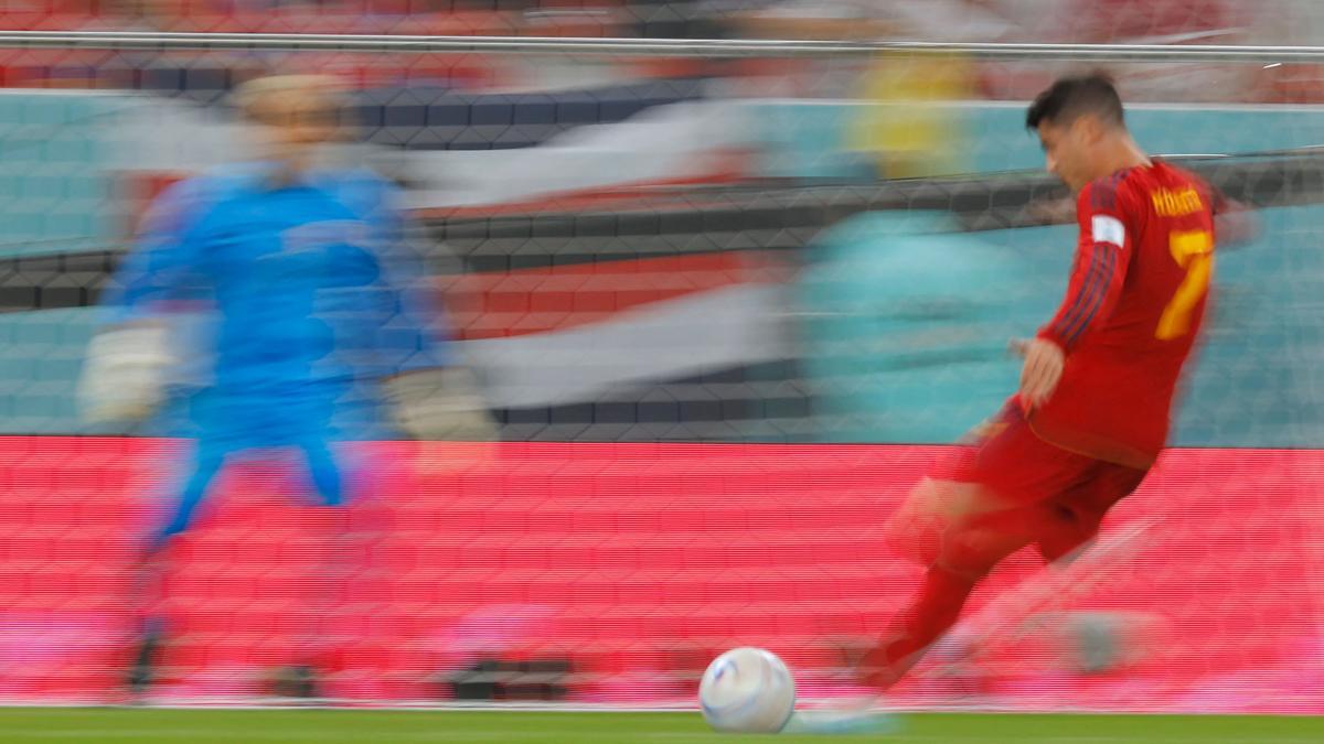 Álvaro Morata en el disparo que concedió el séptimo gol a España ante Costa Rica.