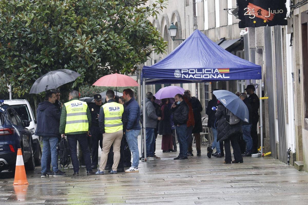 Carpa habilitada en el exterior de la Comisaría de Policía de Santiago tras el incendio