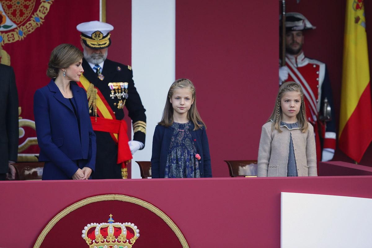 Doña Letizia, Leonor y Sofía en el desfile de las Fuerzas Armadas