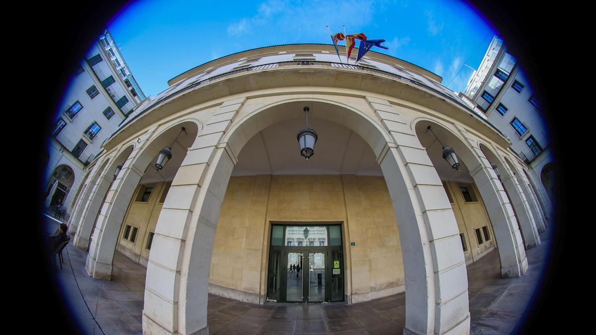 Condenada la cuidadora de dos ancianos por apropiarse de 200.000 euros en Benissa